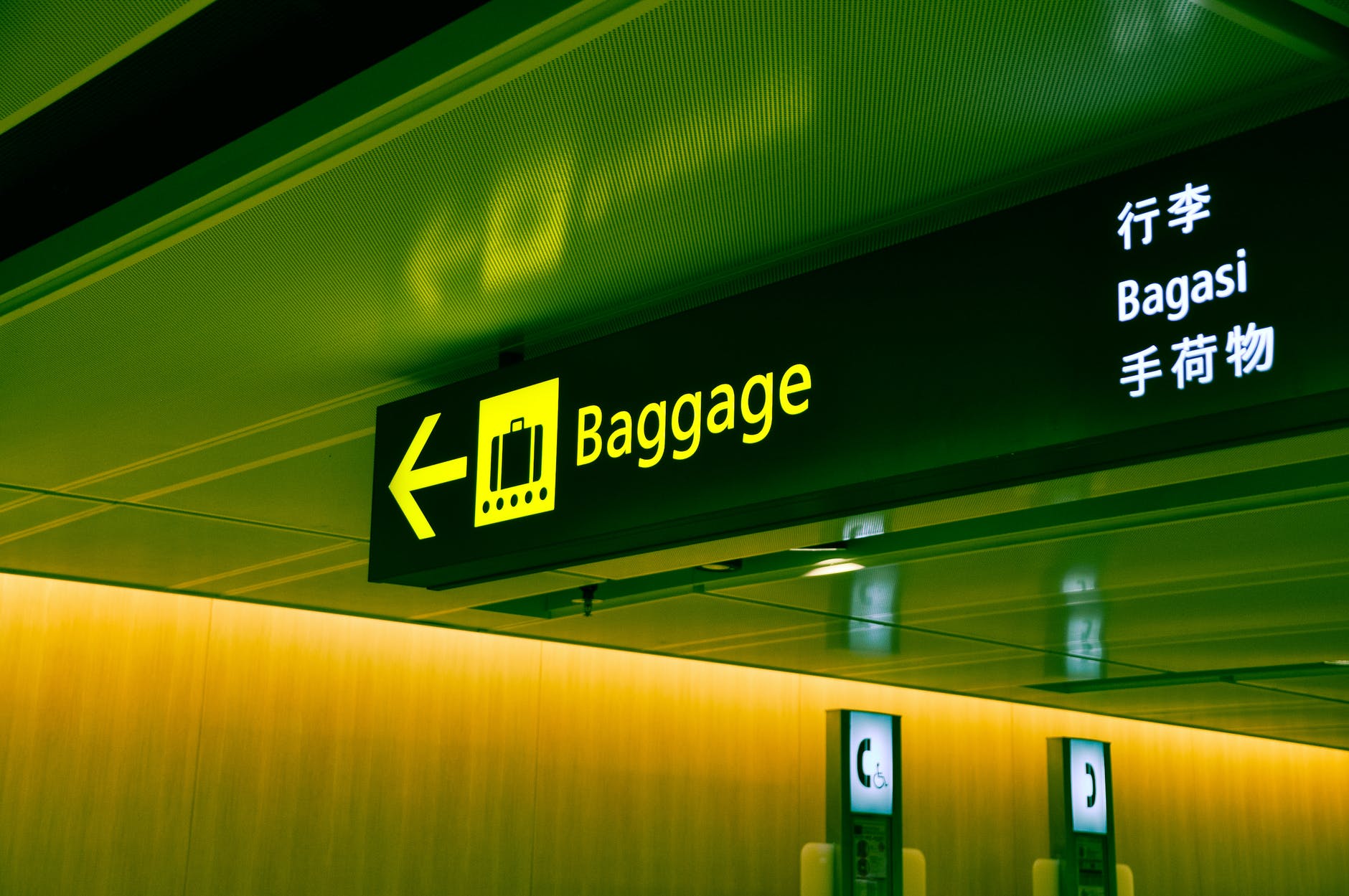 close up photo of baggage sign